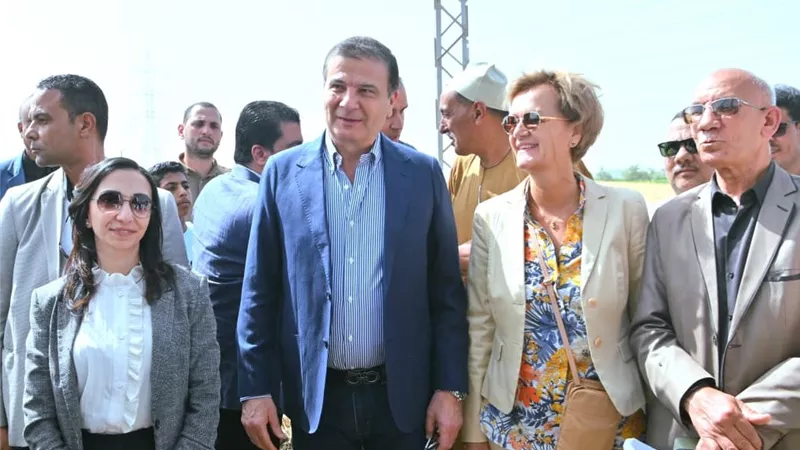 ميكنة حصاد القمح.. جولة وزير الزراعة والوفد الأوروبي وسط مزارعي البحيرة 