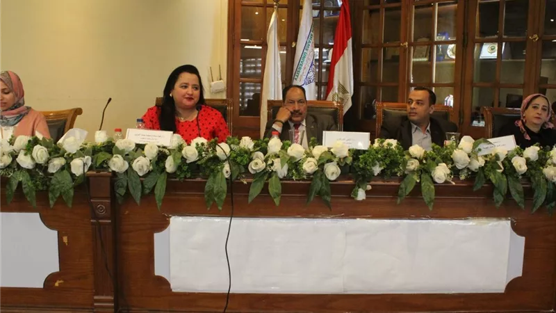 جامعة عين شمس تفتتح فعاليات الملتقي البيئى السنوى الأول لكلية الآداب 