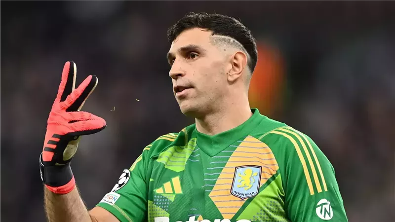 ليفربول يستهدف مارتينيز تحسبا لرحيل أليسون إلى يوفنتوس