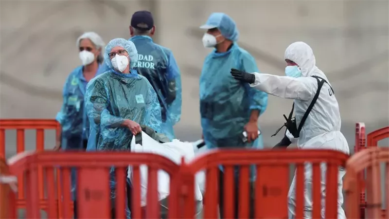 وفاة ضابط إسباني أثناء مهمة إجلاء ركاب من السفينة المنكوبة بفيروس «هانتا»