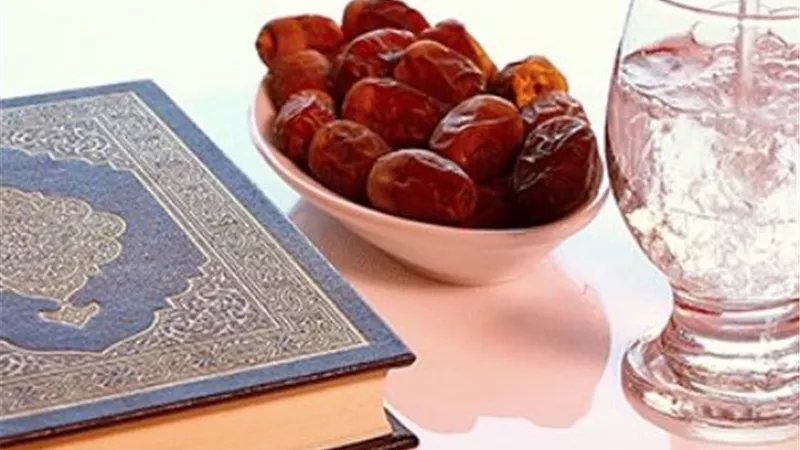 ما حكم الأكل والشرب أثناء قراءة القرآن؟.. الدكتور مجدي عاشور يجيب 