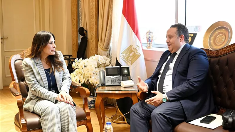 وزيرة الإسكان تبحث مع نقيب المهندسين التعاون في مشروعات التنمية