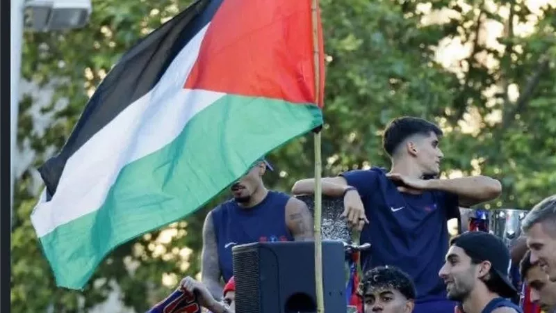 لامين يامال يرفع علم فلسطين في احتفالات برشلونة بلقب الدوري الإسباني