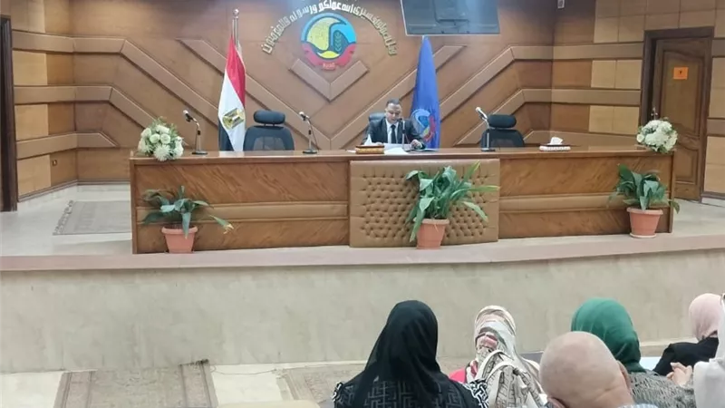 نائب محافظ البحيرة يعقد اجتماعًا لمتابعة ميكنة تصاريح محطات المحمول 