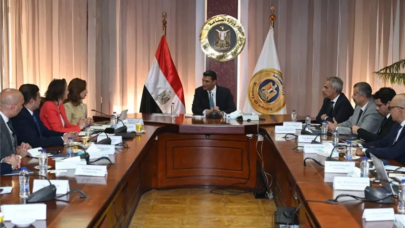 وزير الصناعة يبحث مع مجموعة غوروك التركية إنشاء مصنع زجاج