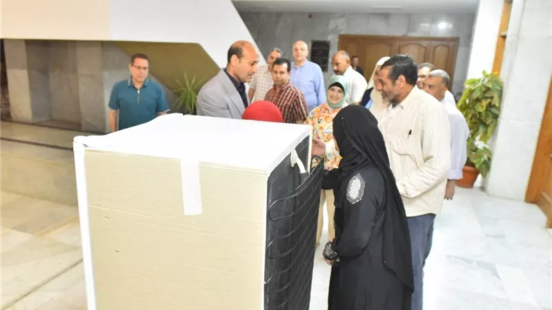 محافظ أسيوط يدعم الإنسانية.. جهاز عروس لفتاة وكراسي كهربائية لذوي الهمم