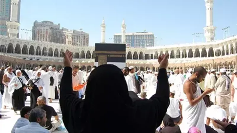 حكم استخدام المرأة للعقاقير الطبية لمنع الحيض أثناء الحج.. الأزهر يجيب 