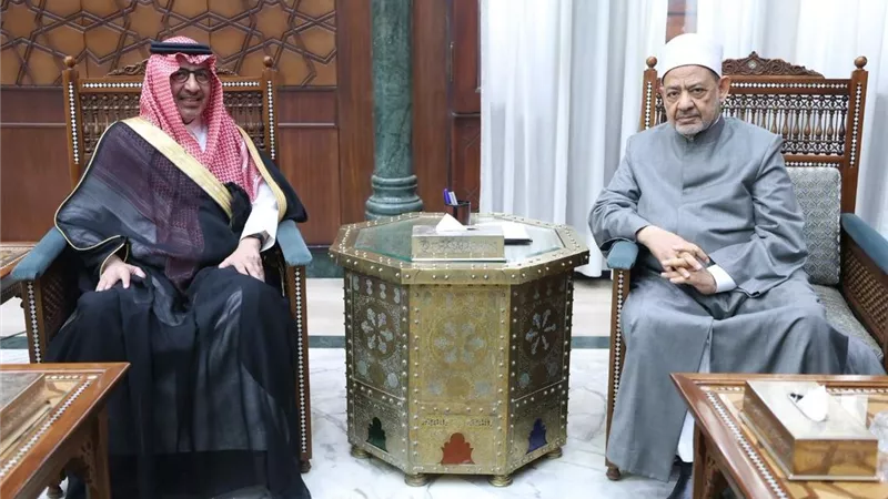 «الطيب» يستقبل السفير السعودي ويشيد بخدمة المملكة لحجاج بيت الله الحرام