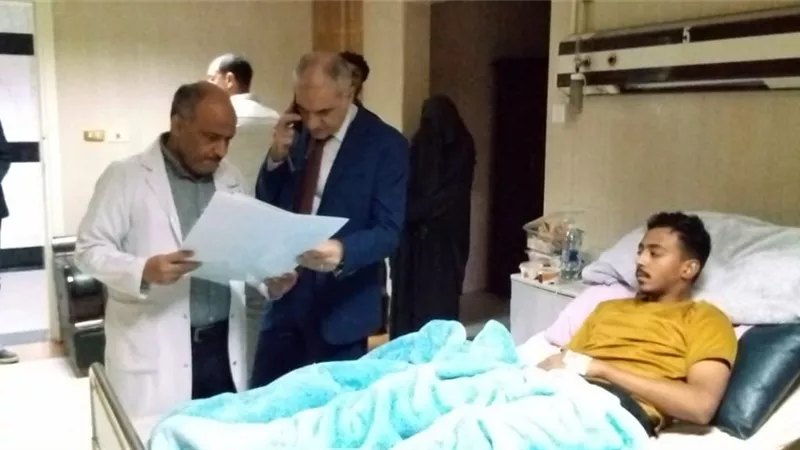 رئيس جامعة أسوان يطمئن على مصابي حادث طريق صحاري المطار