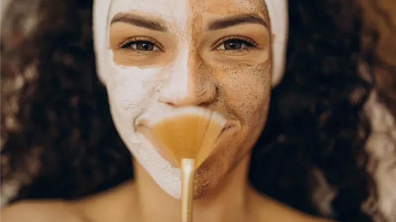 تجنب لمس الوجه الأبرز.. أسرار الحفاظ على شباب البشرة