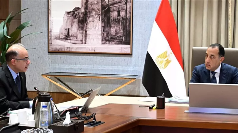 مدبولي يستعرض مع وزير الاستثمار ضوابط انشاء المناطق الاستثمارية 