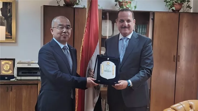 تبادل الدروع عقب توقيع بروتوكول التعاون بين المجلس الأعلى للثقافة والصين