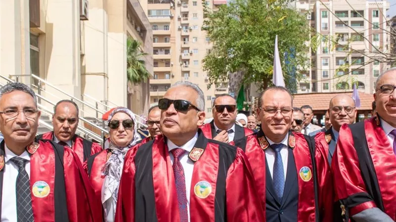 رئيس جامعة طنطا يشهد تخرج الدفعة 52 لطلاب البكالوريوس بكلية التجارة
