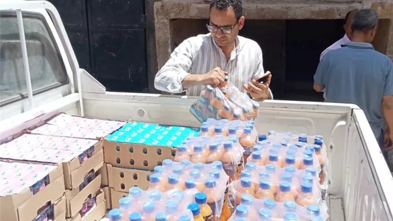 ضبط أغذية غير صالحة ومجهولة المصدر بأسيوط خلال حملات تموينية