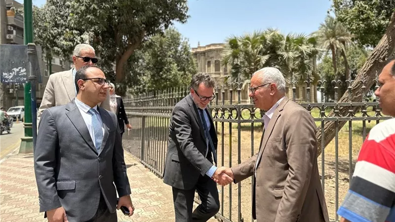 السفير الكندي يتجول سيرًا على الكورنيش لزيارة قصر ألكسان بأسيوط
