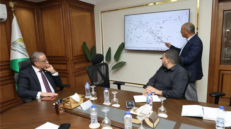محافظ الجيزة يتابع معدلات تنفيذ مشروعات الصرف الصحي بعدد من الأحياء