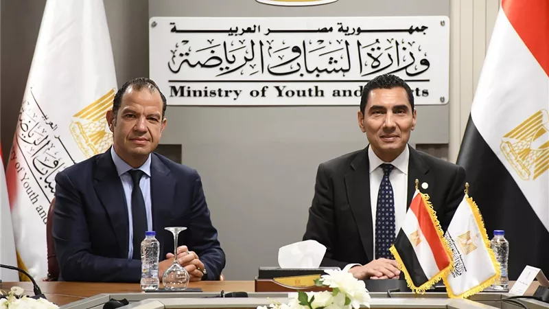 وزير الرياضة يبحث خطط التعاون مع شركة استادات