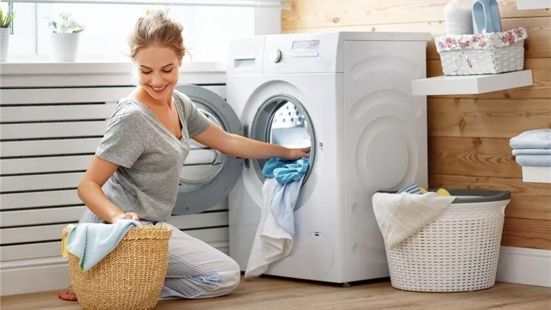 في المنزل.. طريقة التنظيف الجاف للملابس