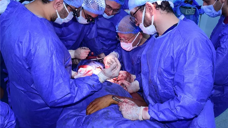 فريق طبي يقوده رئيس جامعة سوهاج.. ينقذ زراع شاب عشريني من إصابته بالشلل