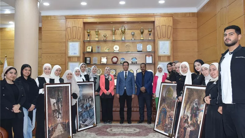 رئيس جامعة بنها يشهد عدد من المشاريع الفنية لطلاب كلية التربية النوعية