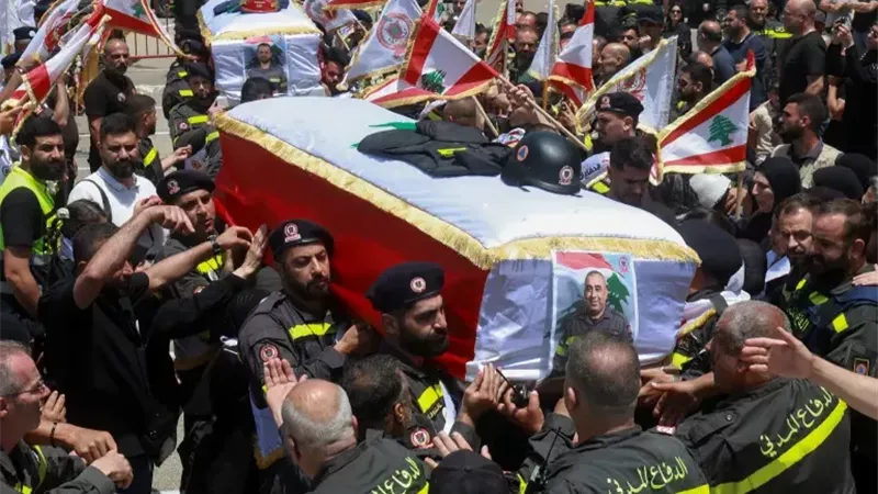 تشييع عنصرين من الدفاع المدني بلبنان قتلتهم إسرائيل خلال عملهما