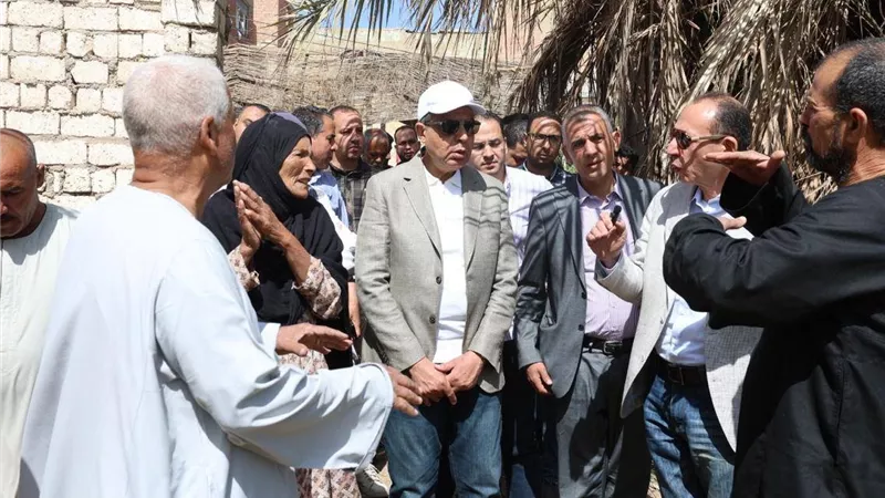 أنهى معاناة 15 عامًا.. محافظ المنيا يوجه بإنشاء سور خرساني بعزبة 