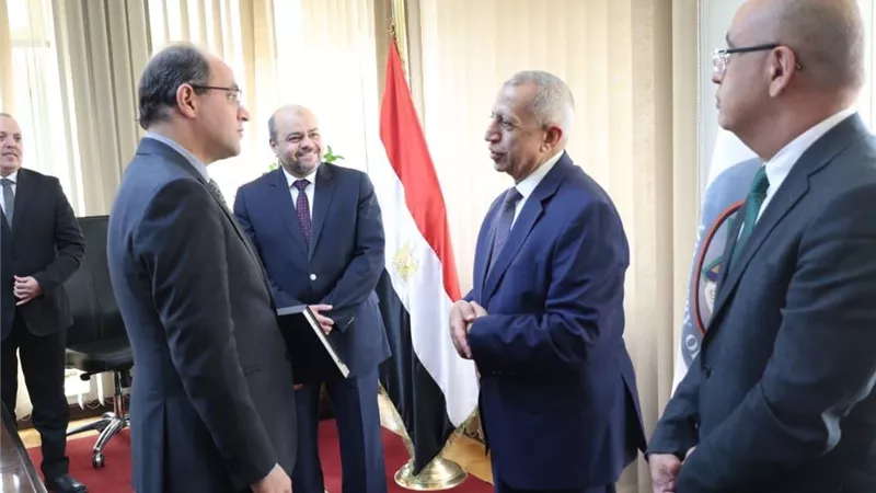 وزير المالية يبحث تعزيز التعاون مع الأكاديمية العربية لتطوير الكوادر