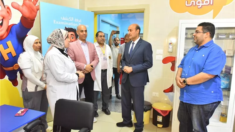 محافظ أسيوط يفاجئ مستشفى المبرة لمتابعة انتظام العمل