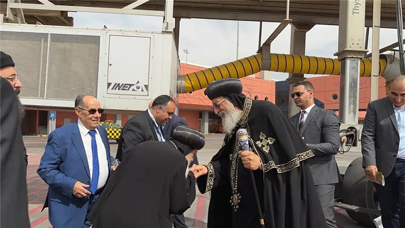قداسة البابا تواضروس يعود إلى أرض الوطن بعد جولة خارجية.. صور