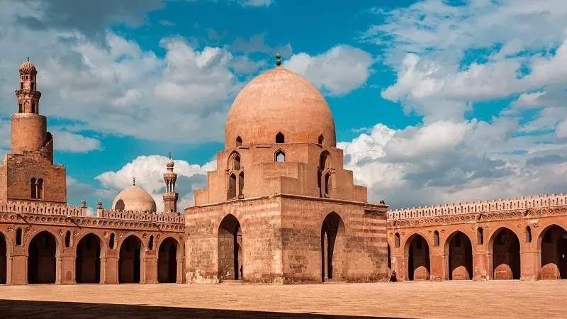 أحمد بن طولون.. مؤسس الدولة الطولونية وباني القطائع وجامع القاهرة التاريخي