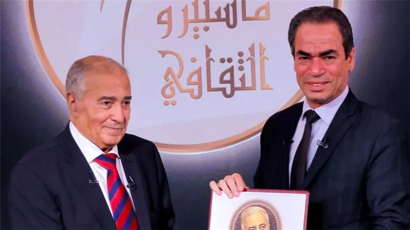 تكريم فاروق جويدة بوسام ماسبيرو خلال صالون الهيئة الوطنية للإعلام