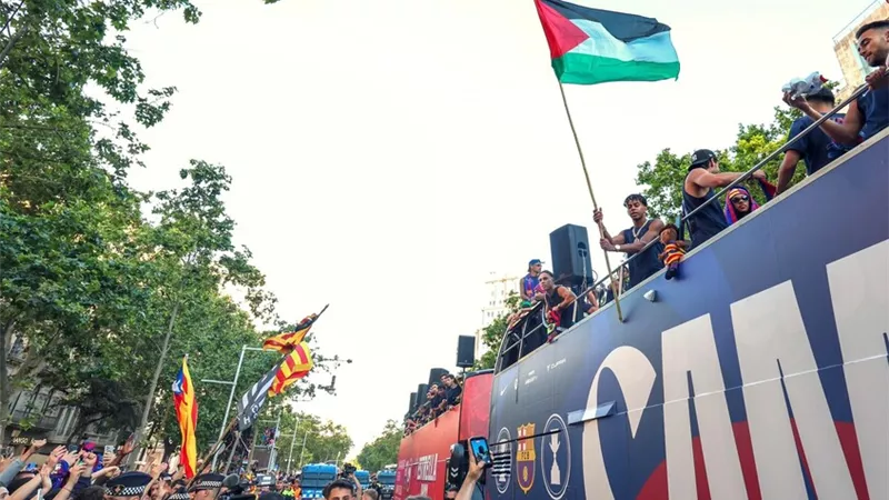 رئيس وزراء إسبانيا: نفخر بلامين جمال لرفعه العلم الفلسطيني