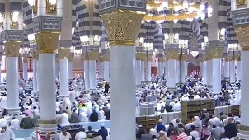 بث مباشر.. نقل شعائر صلاة الجمعة من الحرمين الشريفين 
