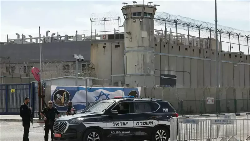 هآرتس: بن غفير يحول السجون إلى 