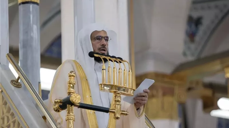 من منبر المسجد النبوي.. دعوة مؤثرة لاستثمار «يوم عرفة» في التوبة والدعاء