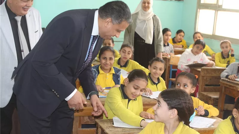 مدير تعليم الجيزة يتفقد امتحانات نهاية العام بإدارتي أوسيم ومنشأة القناطر 