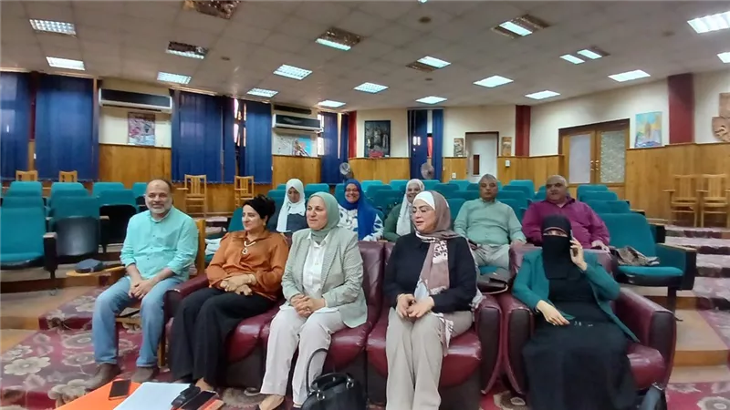 مدير تعليم القاهرة تتابع غرفة عمليات الدبلومات الفنية في أول أيام الامتحان