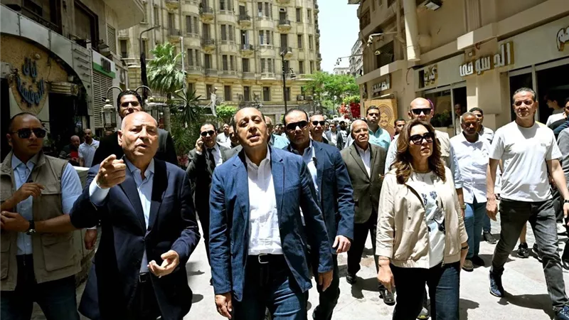 رئيس الوزراء يتفقد مشروع تحسين الصورة البصرية للشوارع بمنطقة وسط البلد