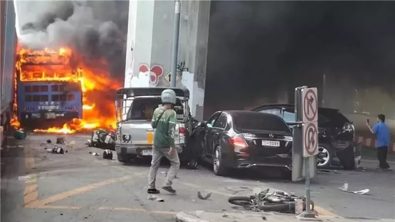مصرع 8 أشخاص جراء حادث تصادم بين قطار وحافلة بعاصمة تايلاند