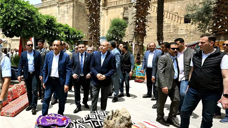 مدبولي يتفقد معرض الحرف التراثية بشارع المعز |صور