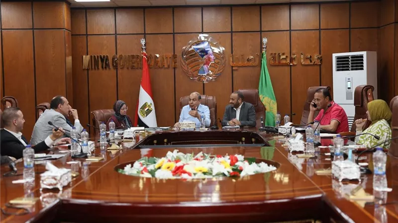 محافظ المنيا يناقش تطوير الأداء التنفيذي وتحسين الخدمات مع النواب