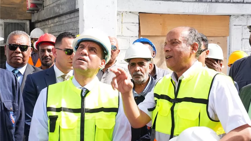 وزير العمل يسلم بونات سلع ودعمًا ماليًا للعمالة غير المنتظمة بأسوان