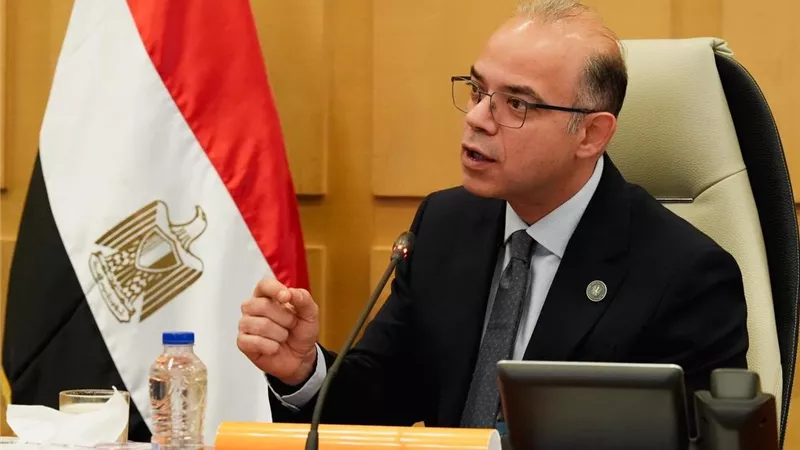 وزارة الاستثمار تطلق برنامجًا لتأهيل العاملين بالمناطق الحرة والاستثمارية