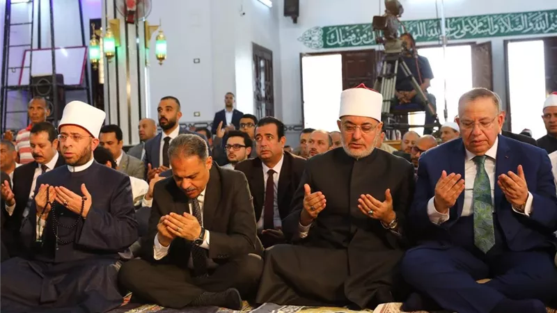 احتفاء بذكرى مولده.. المفتي يؤدي صلاة الجمعة بمسجد شيخ الأزهر الراحل | صور