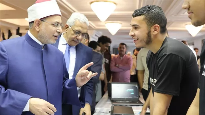 من ابتكارات الطلاب.. رئيس جامعة الأزهر يجرب قيادة سيارة كهربائية 