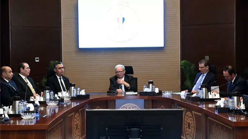 الحكومة تناقش آليات تأمين الاحتياطيات الاستراتيجية من السلع الأساسية