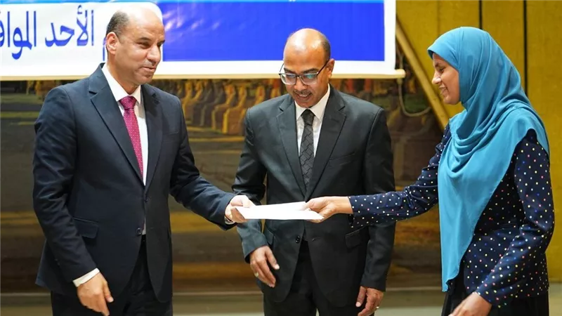 وزير العمل يسلم ماكينات تفصيل وخياطة لخريجات التدريب المهني بالأقصر