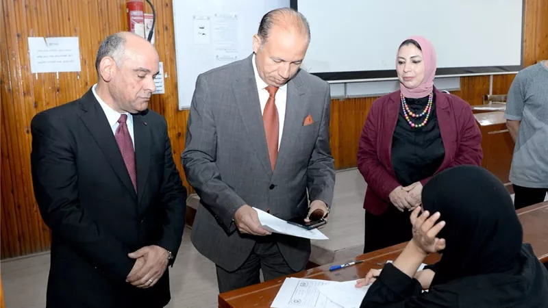 رئيس جامعة المنصورة يتفقد الامتحانات بكليتَي التربية والتربية للطفولة