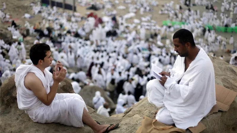 كيف يلتزم الحاج بآداب المناسك ويتجنب الجدال؟.. أمين الفتوى يجيب