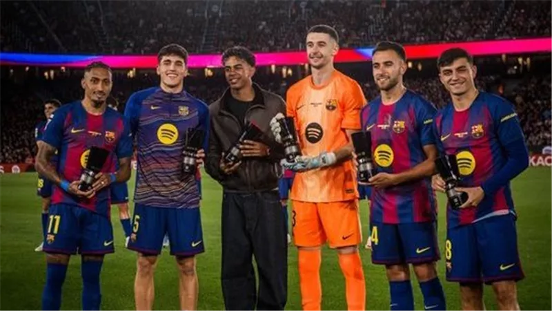 سداسي برشلونة يحتفل بجوائز الأفضل قبل مواجهة ريال بيتيس في الليجا
